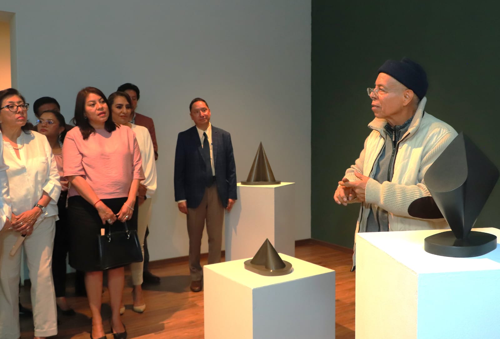 Visita Rector de la UATx exposición del escultor Jesús Mayagoitia en el MAT